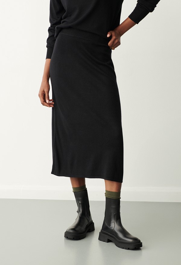 Thea Black Knitted Midi Skirt