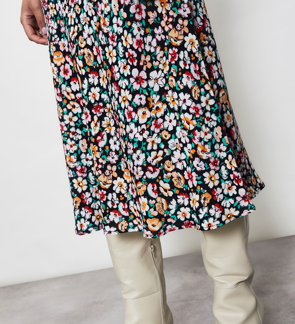 Evelyn Black Daisies Midi Skirt